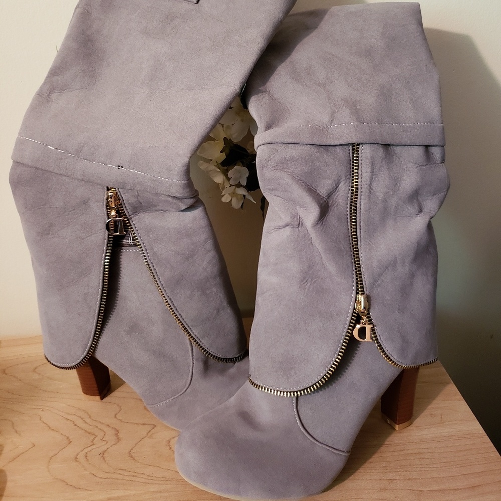 BRAND NEW! Gray boot with gold zipper